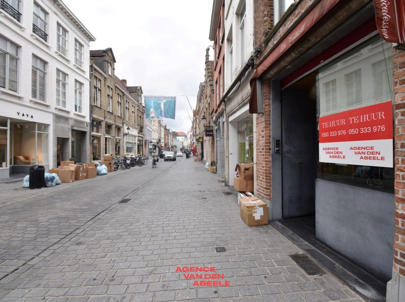 Ruime winkelruimte in het hart van Brugge, gelegen in een drukbezocht en centraal gebied. De winkel biedt een grote oppervlakte met veel opslagplaats,