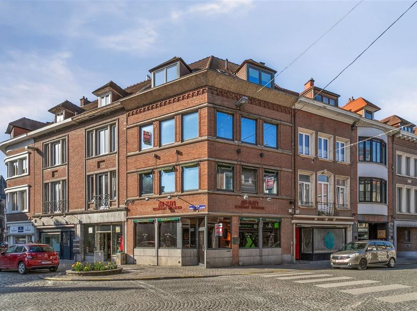 Exceptionnelle localisation pour cet immeuble composé d&#039;une surface commerciale et d&#039;un vaste appartement 4 chambres - &lt;br /&gt;
Rez : Lumineuse surface