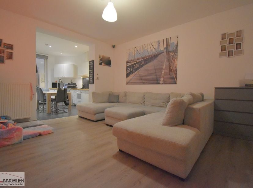 Immo Groot Leeuw presenteert u dit prachtig gerenoveerde appartement op de 2de verdieping van een kleinschalig gebouw met slechts 4 entiteiten. Het ap
