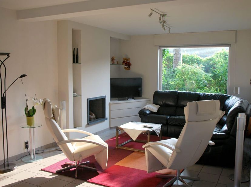 Alleenstaande woning vlakbij het centrum met 5 slaapkamers, waarvan 2 beneden (mogelijks ook als bureel te gebruiken vooraan) en 3 boven, inkom, ruime