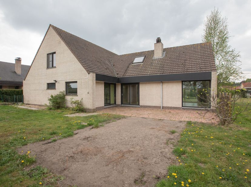 VILLA MET LANDELIJK UITZICHT &lt;br /&gt;
 &lt;br /&gt;
Op te frissen villa met mooi uitzicht, nabij de Lembeekse bossen, sectie C, 1581 RP0000, oppervlakte 1.167