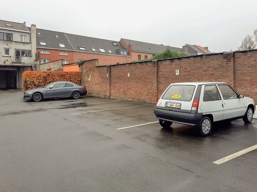 Garage à vendre
                    à 9000 Gent