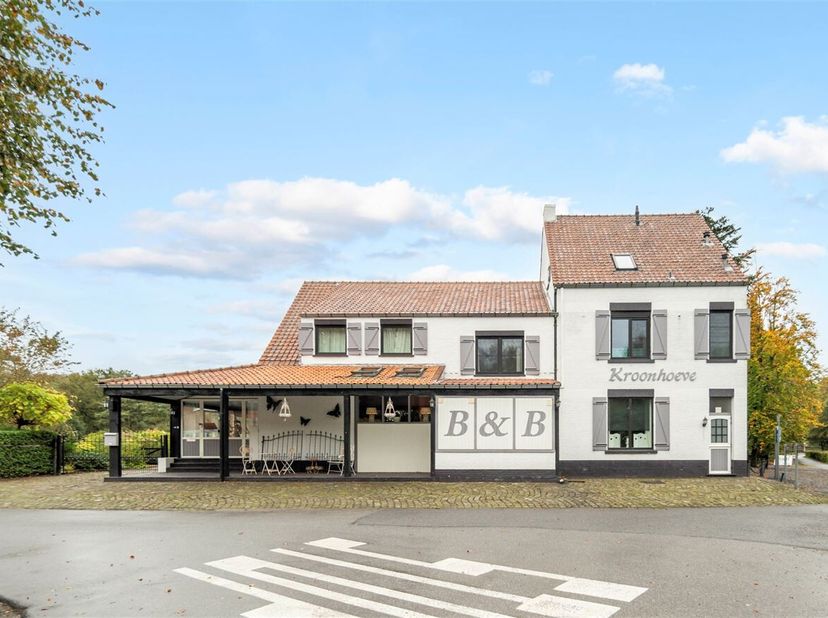 Bed &amp; Breakfast De Kroonhoeve ligt verscholen in Belgisch Limburg, nabij Beringen, met steden als Hasselt, Genk en Lommel binnen 20 km en Antwerpen, B