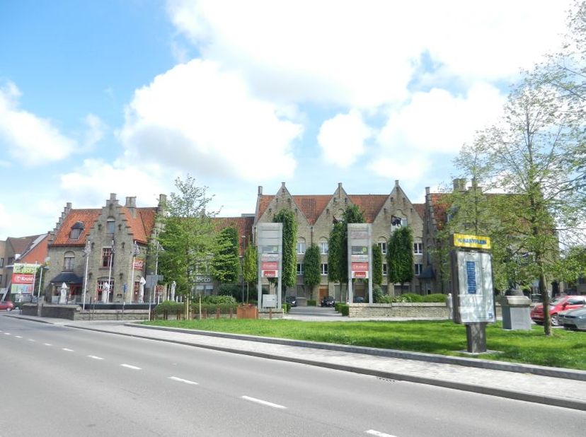 vanaf 50 m² tot 850 m², uitermate goed bereikbaar met heel wat parkeergelegenheid voor de deur, oppervlakte en prijs overeen te komen