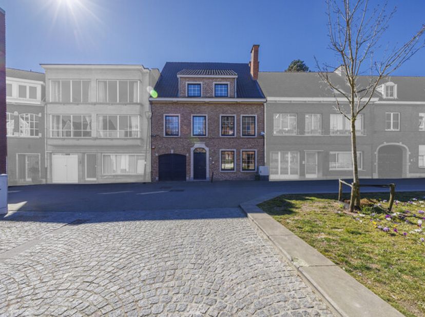 CHARMANTE STADSWONING MET INPANDIGE  GARAGE &lt;br /&gt;
 &lt;br /&gt;
Gelegen in het hartje van de stad Turnhout op een perceel van 494m.  &lt;br /&gt;
  &lt;br /&gt;
Indeli