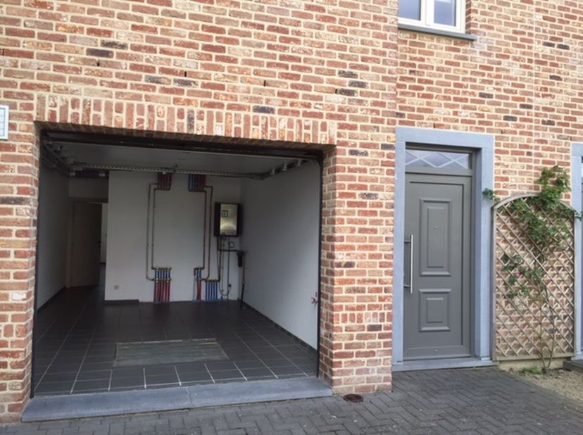 Instapklare ruim ingedeelde woning met adembenemend uitzicht aan de achterzijde op de Maas.&lt;br /&gt;
Inkomhal met vestaire en glazen deur naar de leefrui