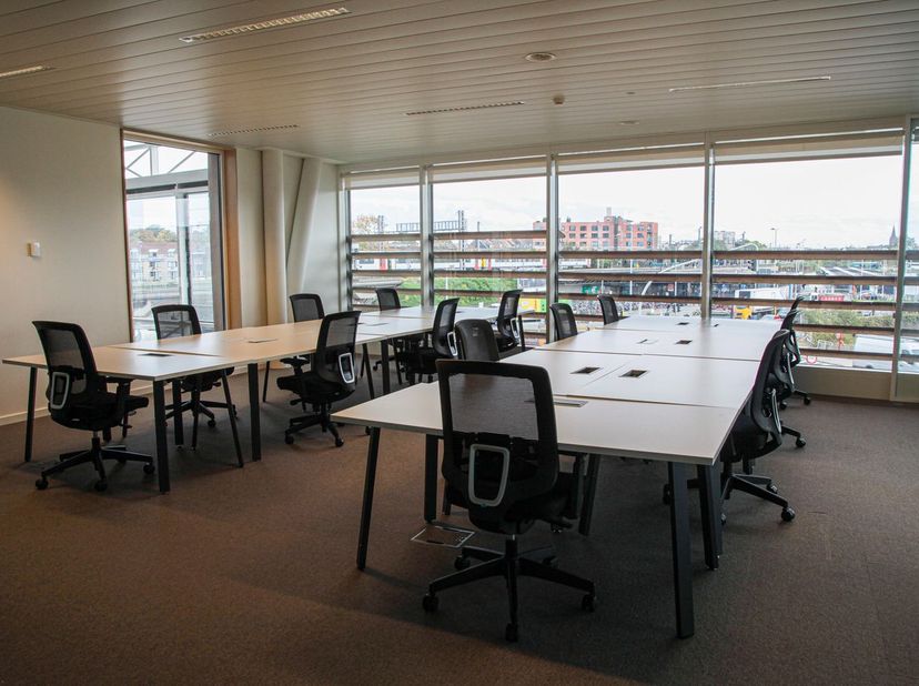 Fantastisch gelegen full service kantoor met een oppervlakte van 60 m² (+/- 12 personen) te huur NAAST de Kleine Ring (R40) en station Dampoort (wande