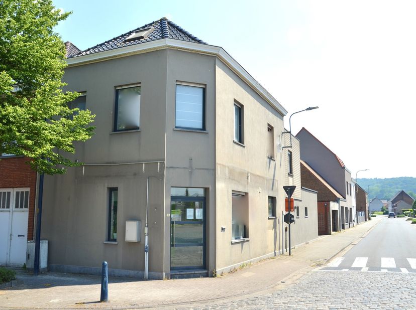 In het hart van Ruien, op een locatie met commerciële uitstraling, bevindt zich dit verrassend ruime hoekpand met talloze mogelijkheden. Dankzij de li