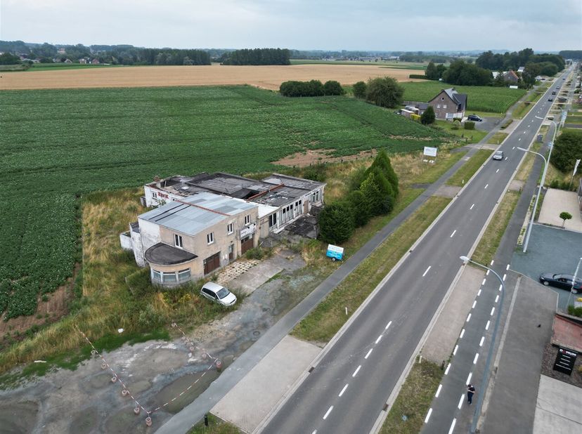Strategisch gelegen handelspand met woonst te Voorde met een oppervlakte van 21 a 72 ca.&lt;br /&gt;
Deze unieke eigendom situeert zich langsheen de verbind