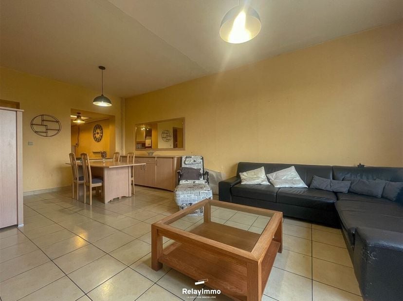 Située dans un coin calme, cette maison mitoyenne avec vue sur champs offre un cadre de vie agréable avec de beaux espaces intérieurs et extérieurs. &lt;