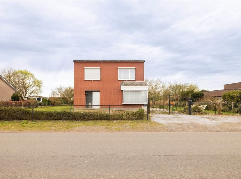 Te moderniseren open bebouwing te Geel op 13.723m².&lt;br /&gt;
Indeling:&lt;br /&gt;
- Kelder;&lt;br /&gt;
- Gelijkvloers: inkomhal, woonkamer, keuken, bijkeuken, badk