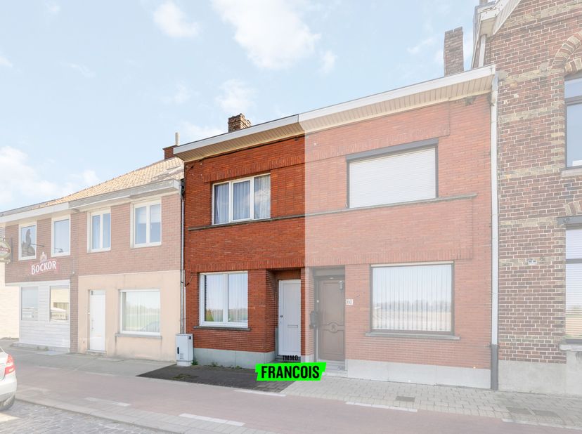 Cette maison mitoyenne à Marke offre une excellente opportunité pour ceux qui recherchent une propriété avec du potentiel. La propriété dispose de 2 c