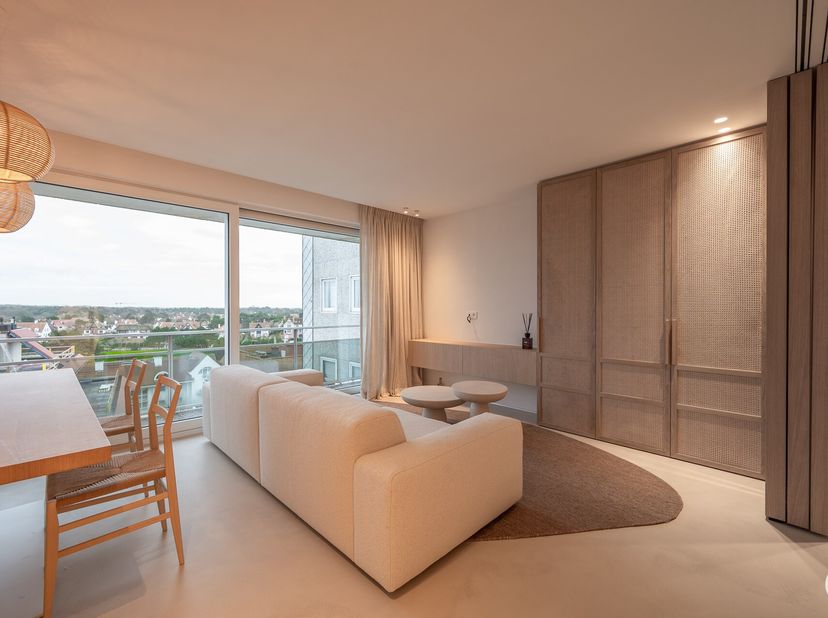Luxueus gerenoveerd appartement met prachtige open zichten over de villa&#039;s en de minigolf in het Zoute.&lt;br /&gt;
Indeling: inkomhal met apart toilet.&lt;br