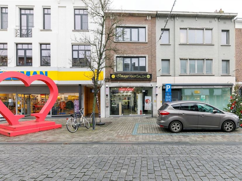 Handelspand in hartje Herentals. &lt;br /&gt;
Ligging: Gelegen in de welbekende Zandstraat te Herentals, op een boogscheut van de Grote Markt, met alle faci