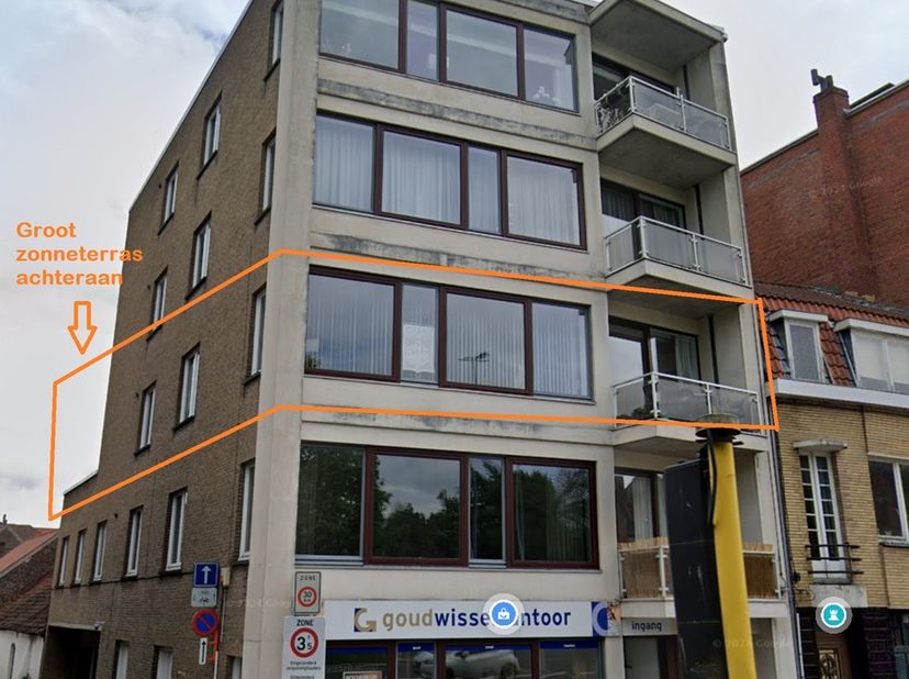 TOF sixties appartement met GROOT ZONNETERRAS op super ligging. Inkomhal met gastentoilet, grote leefruimte met balkon vooraan, keuken, badkamer, 3 sl