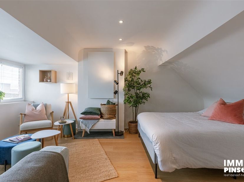 Vous cherchez un pied-à-terre cosy près de la mer ? Ce studio lumineux au dernier étage se trouve à seulement 50 mètres de la plage, en plein centre d