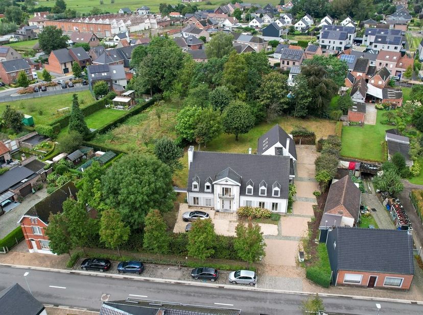 Parel in de dorpskern van Kalken!&lt;br /&gt;
Deze statige woning werd gebouwd in 1975 en beschikt over een perceeloppervlak van 2840 m²!&lt;br /&gt;
Het betreft