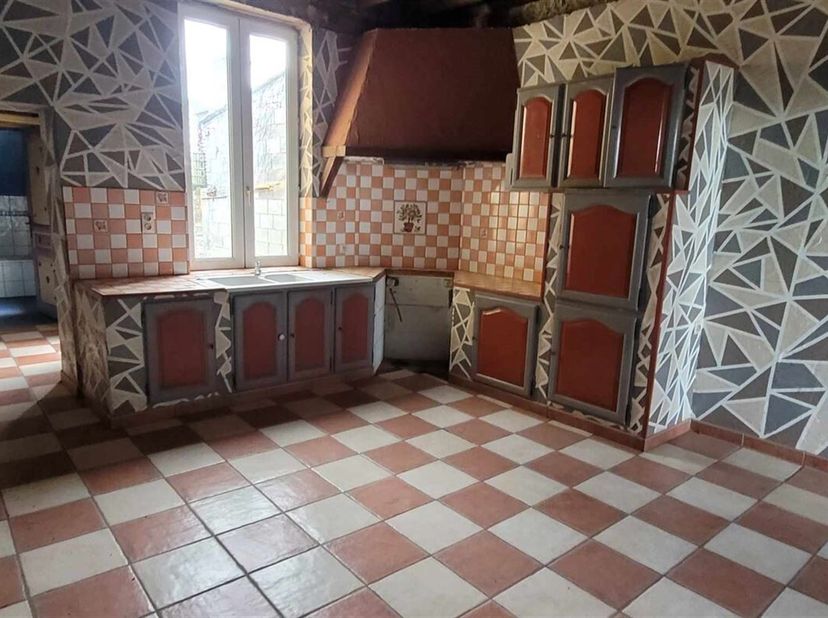 Maison 2 façades à rénover située dans le village de Willemeau.&lt;br /&gt;
Vous y trouverez une cave au sous-sol,&lt;br /&gt;
Le rez vous mènera à une pièce poly