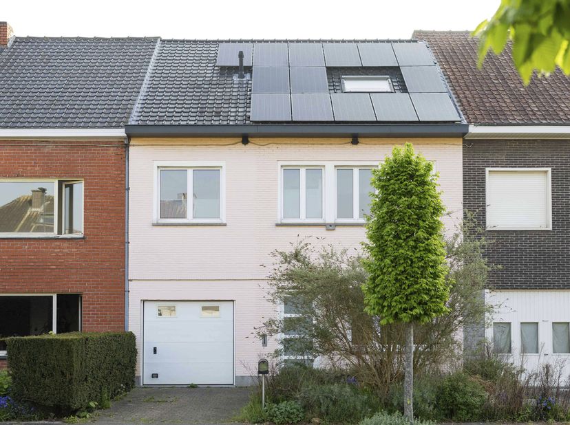 RUIME WONING MET TUIN &lt;br /&gt;
 &lt;br /&gt;
Deze ruime woning is rustig gelegen in Destelbergen, op de grens met Sint-Amandsberg (Gent). De dorpskern van Des