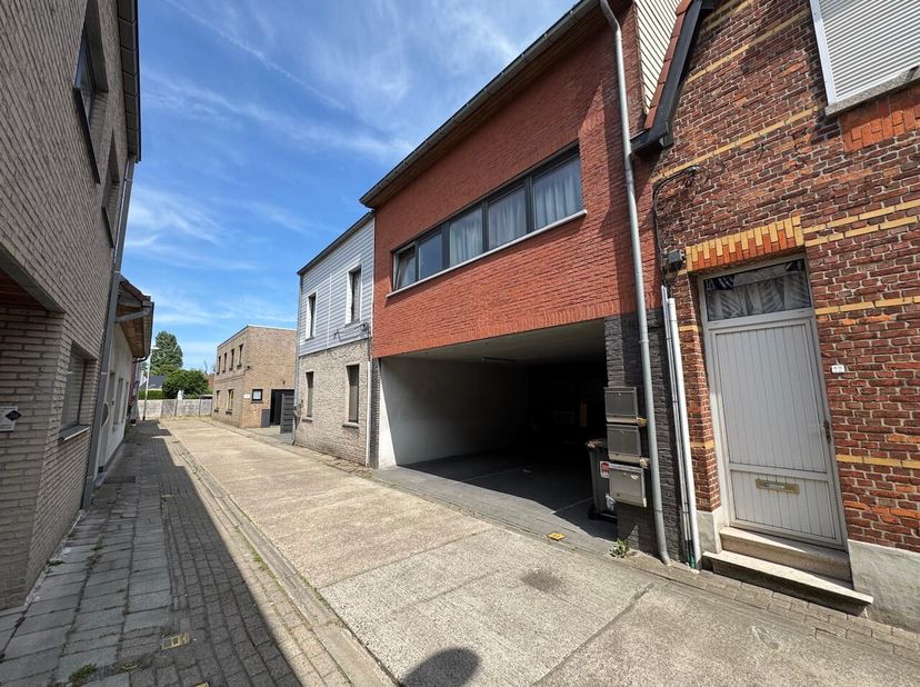 Dit zeer gezellig appartement is enorm rustig gelegen in een doodlopende straat vlakbij het centrum van Zelzate en de nabije invalswegen. Het maakt de