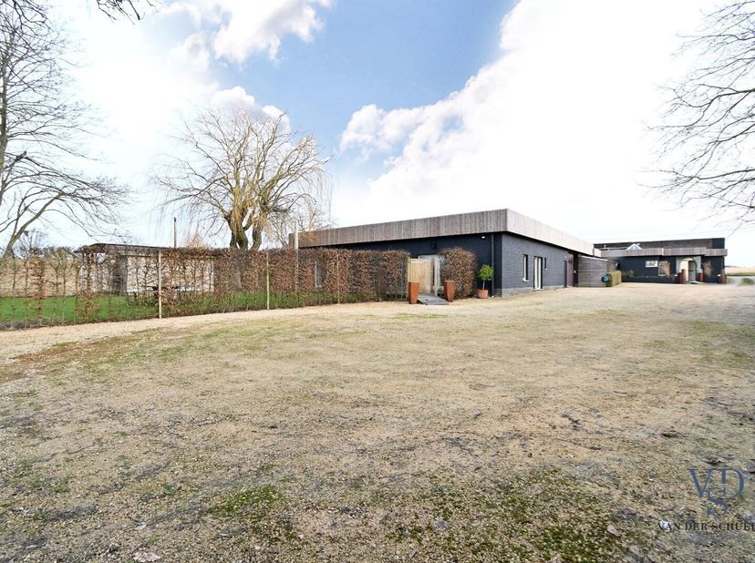 Deze unieke, gelijkgrondse eigendom is uitstekend geschikt voor exclusief en landelijk wonen.&lt;br /&gt;
De aangename binnentuin zorgt voor licht en ruimte