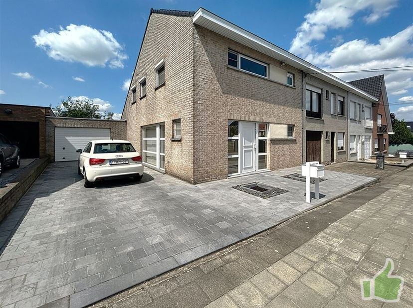 Belle maison semi-mitoyenne avec 2 chambres, jardin et garage. Située dans une rue calme. &lt;br /&gt;
Composition: &lt;br /&gt;
Hall d&#039;entrée, wc séparés, séjour
