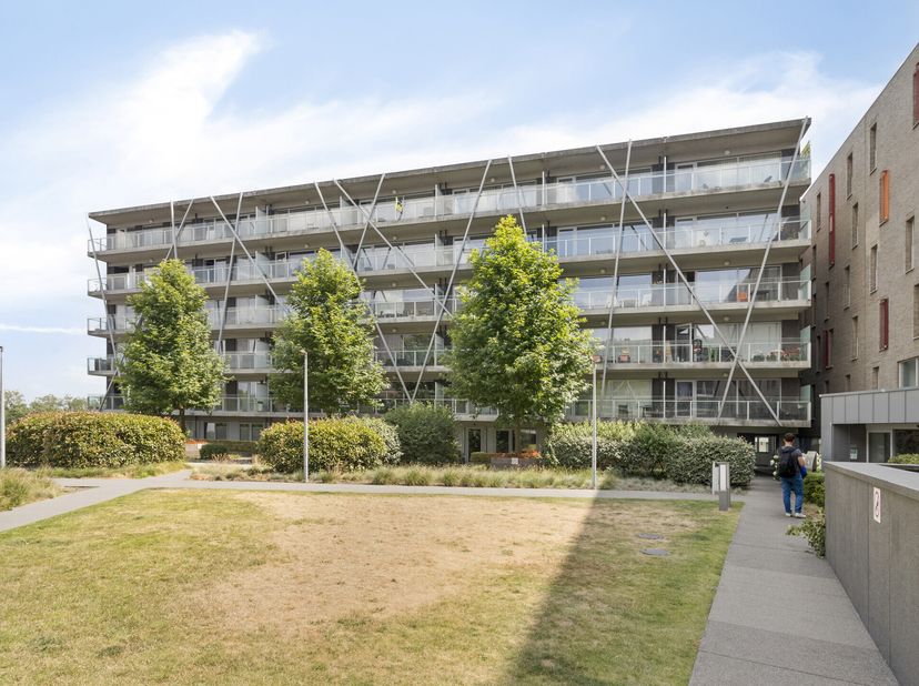 Cet appartement économe en énergie de 2 chambres avec une terrasse spacieuse de 18 m² est parfaitement situé à la gare de Bruges, au Marie Popelinplan