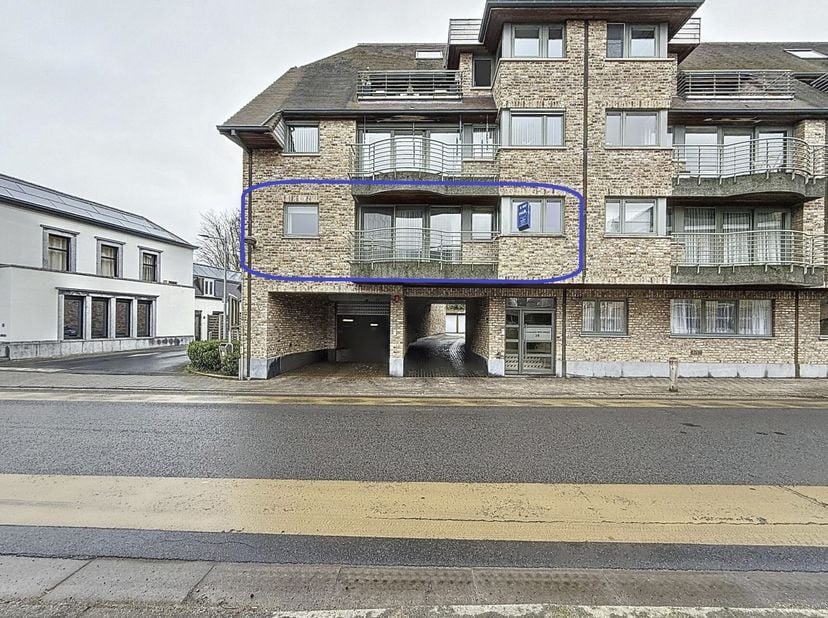 RUIM APPARTEMENT MET GARAGE -   &lt;br /&gt;
 &lt;br /&gt;
Dit ruime appartement is gesitueerd op de eerste verdieping van de Residentie DEN ANKER, uitstekend gel