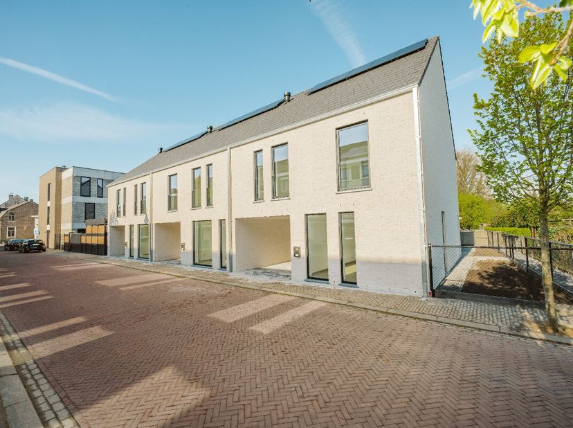 Prachtige ruime nieuwbouwwoning op mooie locatie te Pelt (Sint-Huibrechts-Lille):Indeling gelijkvloers: inkomhal, toilet, woonkamer, eetkamer, keuken,