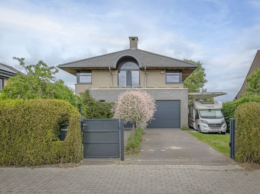 Instapklare villa met garage, drie slaapkamers voorzien van alle comfort.&lt;br /&gt;
Praktisch gelegen in de nabijheid van invalswegen, winkelmogelijkheden