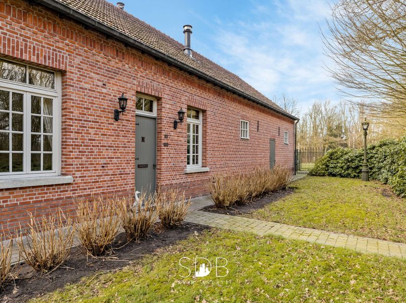 Te Turnhout, in de provincie Antwerpen treffen we deze landelijk gelegen eigendom op circa 9,3 hectare aan. Deze ruime hoeve met authentieke stalgebou
