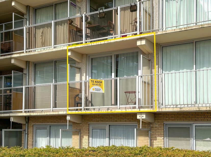 Instapklare gemeubelde studio (30 m²) met terras te Nieuwpoort-Bad. Deze gelegen op de eerste verdieping (met lift) omvat zonnige leefruimte met open