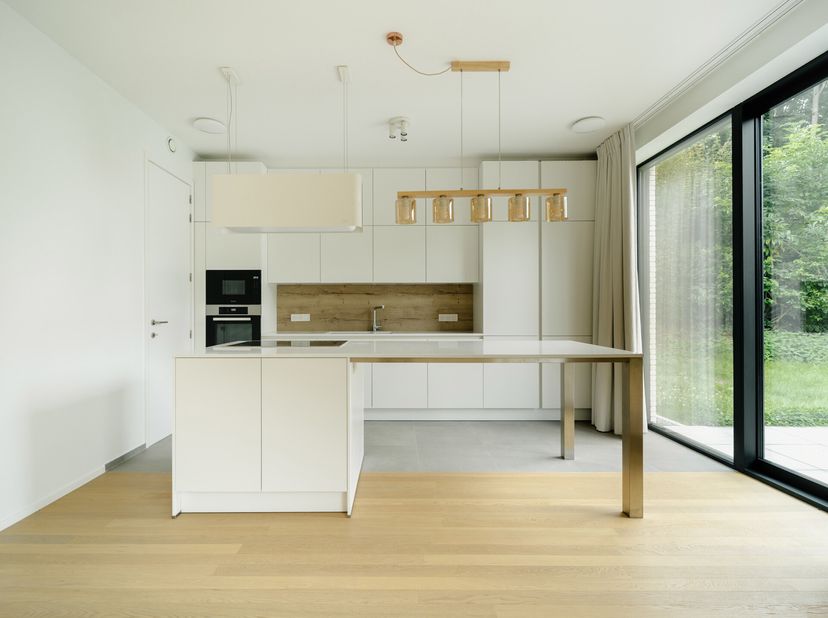 Deze nieuwe eengezinswoning met een bruto vloeroppervlakte (EPC) van ± 191 m², gelegen in de directe nabijheid van het Lycée Français en de wijk Prins