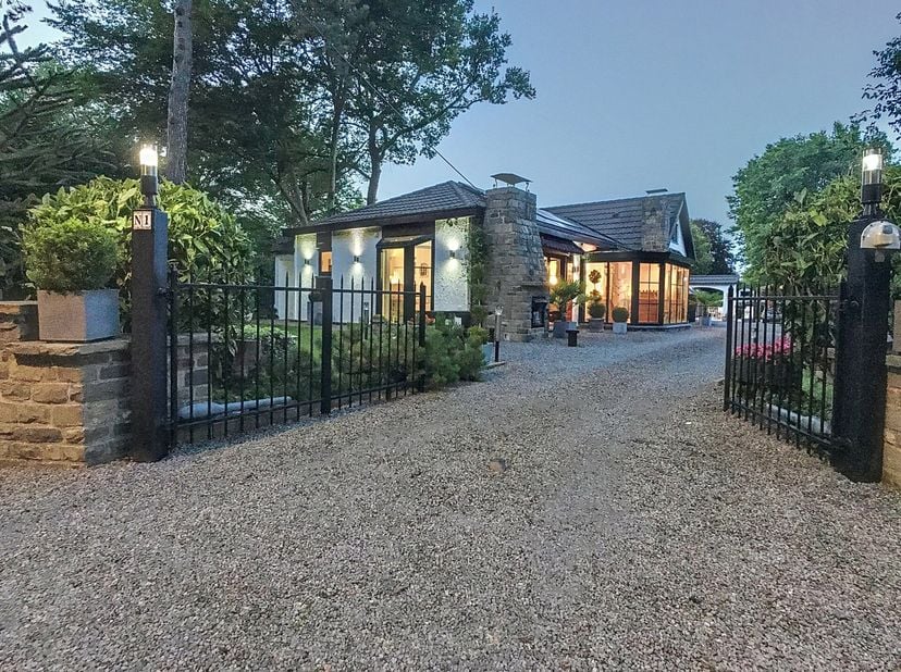 Offre àpd 550 000 euro-Charmante villa au charme atypique, dans un environnement calme et verdoyant. Hall d&#039;entrée/billard/bar. Vaste séjour/cuisine/b