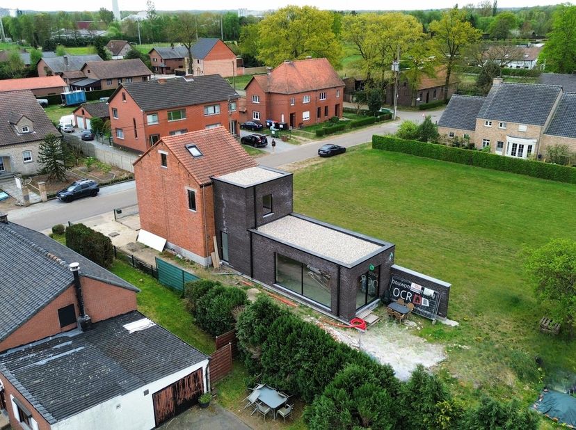 Ben je op zoek naar een woning met ruimte, potentieel en vooral véél mogelijkheden?&lt;br /&gt;
Dan is deze halfopen bebouwing op Meeënheide 96 in Genk miss
