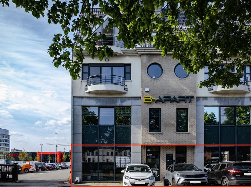 Deze polyvalente kantoorruimte is gelegen op een zéér centrale &amp; commerciële ligging in de buurt van kantoren vlakbij het centrum &amp; de ring van Mechel