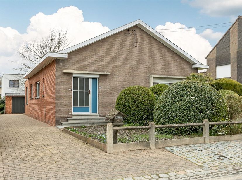 Welkom in deze charmante woning, ideaal gelegen in het rustige Booischot. Op een perceelgrootte van 643m², biedt dit huis een heerlijke mix van ruimte