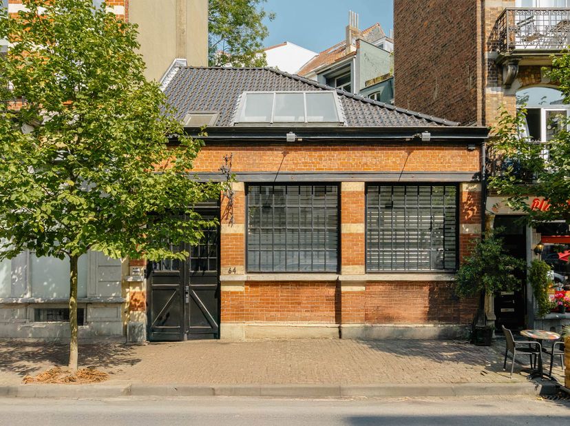 Ideaal gelegen in het hart van de Kastelein-wijk, &quot;loft&quot; huis of &quot;artist&#039;s studio&quot; met een bruto-oppervlakte volgens EPC van 136 m ² op drie niveaus m