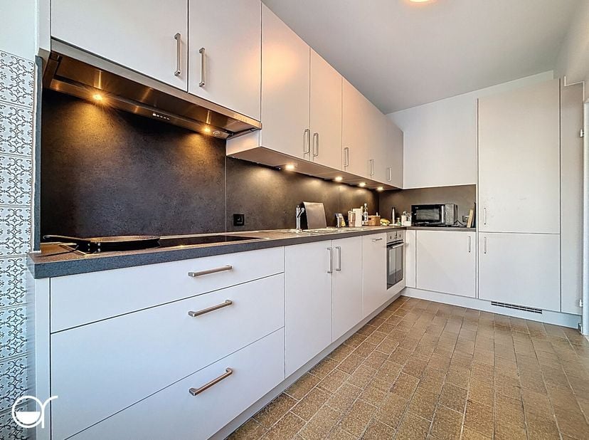 Dit 3-slaapkamerappartement is gelegen in een rustige zijstraat van de Brusselsesteenweg en dicht bij de Keizerpoort. Het appartement heeft een EPC la
