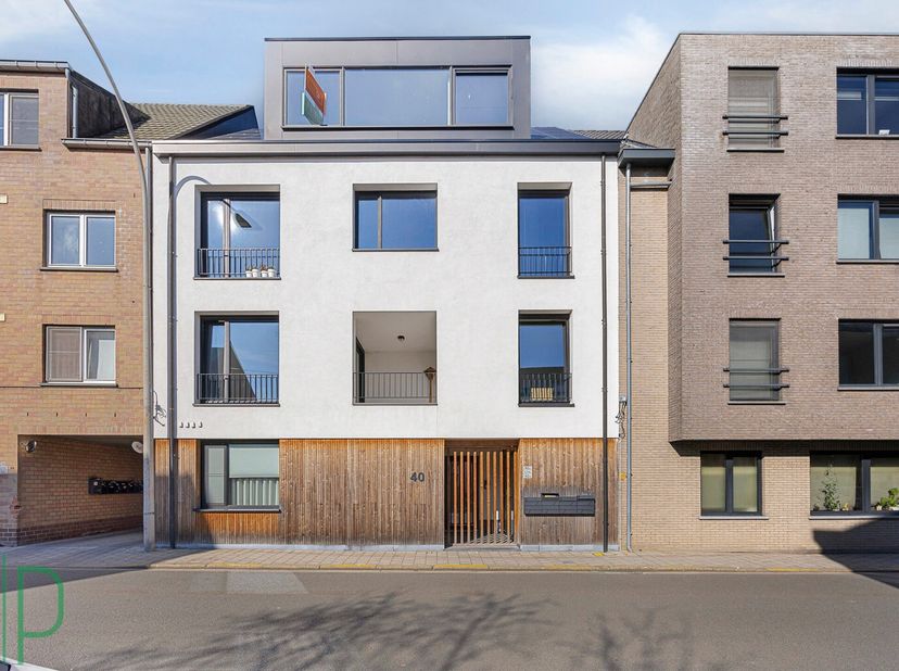 Modern dakappartement op derde verdieping op TOP locatie in Geel.&lt;br /&gt;
Het appartement heeft volgende indeling:&lt;br /&gt;
Men komt binnen in de ruime en