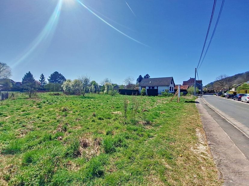 ImmoDussart a le plaisir de vous présenter ce magnifique terrain de 982 m² situé dans un quartier résidentiel recherché, orienté plein sud (chaussée a
