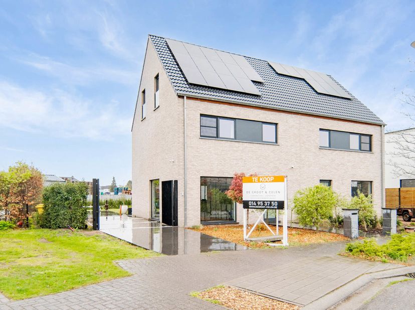 Ligging:&lt;br /&gt;
De woning is gelegen in een rustige straat te Zammel, deelgemeente van Geel. Alle faciliteiten in de directe omgeving (winkels, scholen