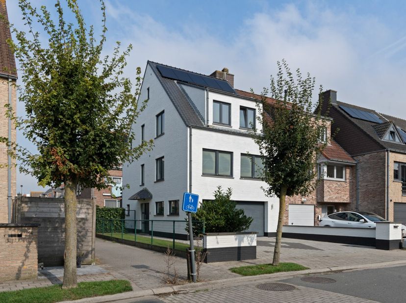 Instapklare bel-étage woning rustig gelegen op wandelafstand van Duinenwater en het centrum van Knokke. Deze ideale gezinswoning biedt modern wooncomf