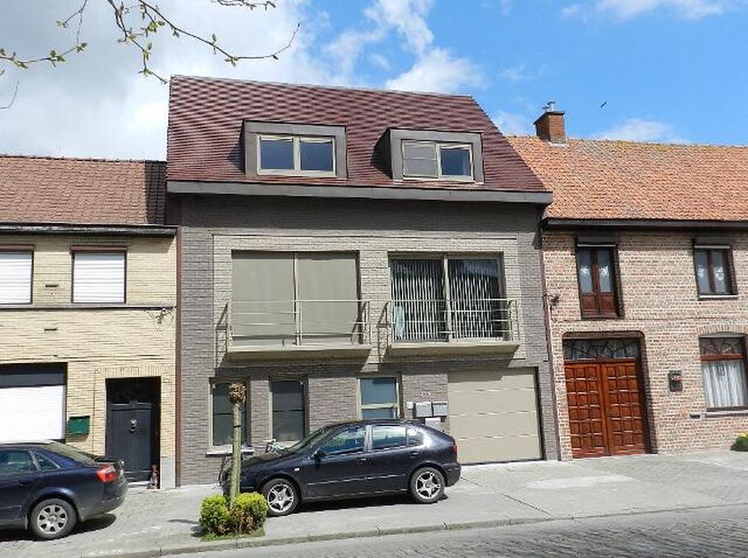 Dit duplex appartement in Boezinge biedt een comfortabele en praktische woonsituatie voor wie op zoek is naar een rustige en goed bereikbare locatie.
