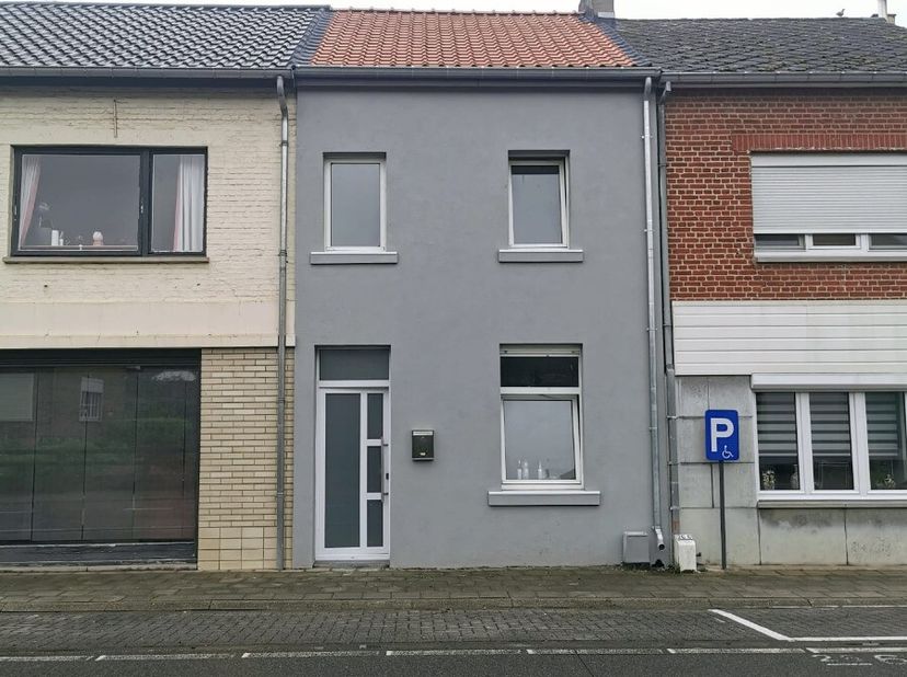 Cette propriété est située sur Steenweg à Gingelom, avec un bon accès à Sint-Truiden, Landen et Hannuit. La maison a été rénovée en 2024 et est prête