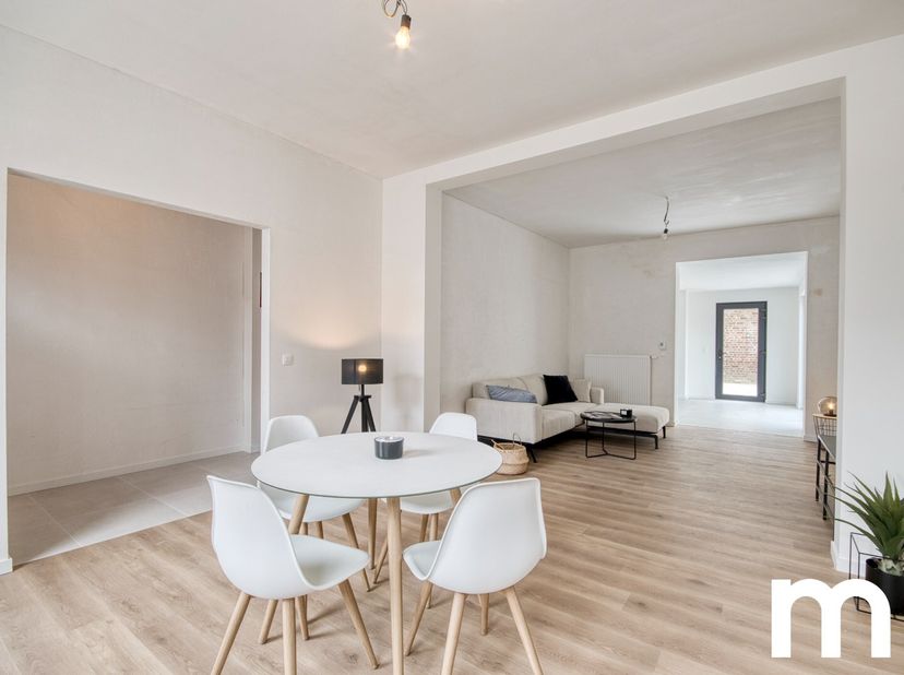 Bent u op zoek naar een ruime, moderne woning met oog voor detail in Beveren-Leie? Dan is deze prachtige woning wellicht wat u zoekt! Deze stijlvolle