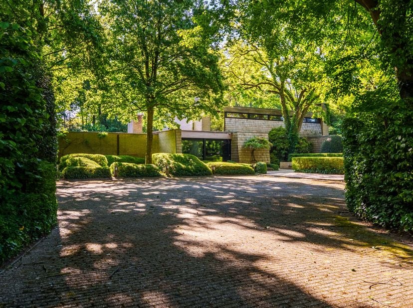 Nabij het centrum van het landelijke Meulebeke, deelgemeente van Tielt, vinden we deze villa terug. Dit alleenstaand huis werd in 1974 opgetrokken ond