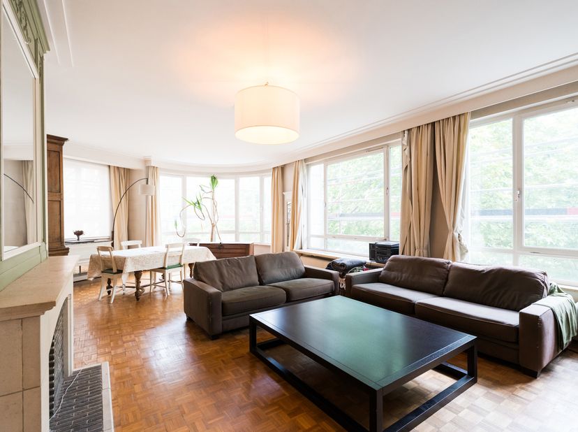 WOLUWE-SAINT-PIERRE, naast de Montgomery rotonde, mooi APPARTEMENT van 135m² (3 slpk+bur/1badkamer) met kelder en garagebox als optie (+euro30,000). G