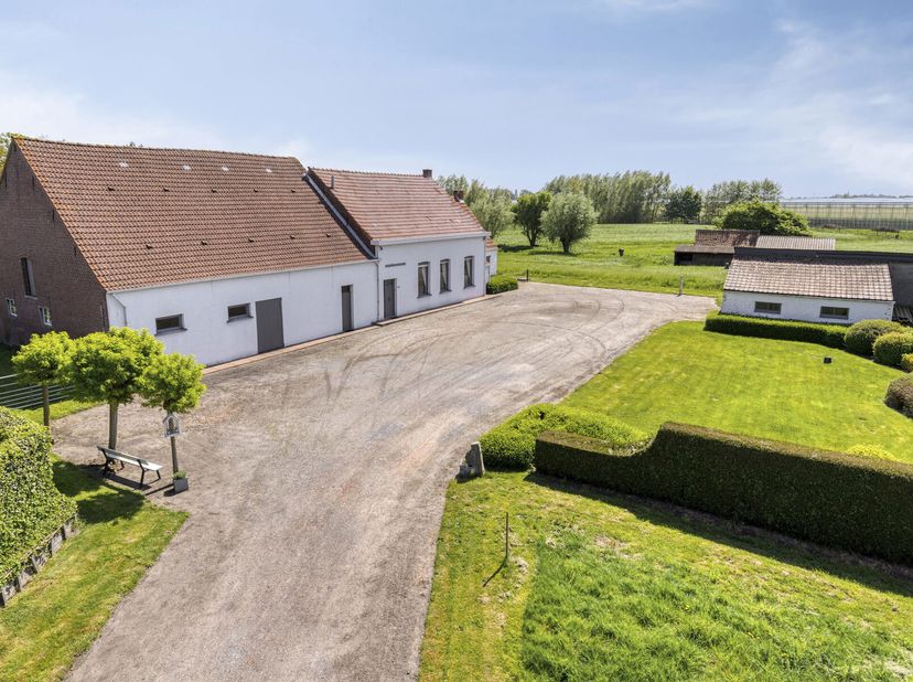 Deze authentieke hoeve, gelegen in Wommelgem, is een uniek eigendom die zijn naam gaf aan de Stommehoevenstraat. De hoeve dateert uit 1875-1899 en lig