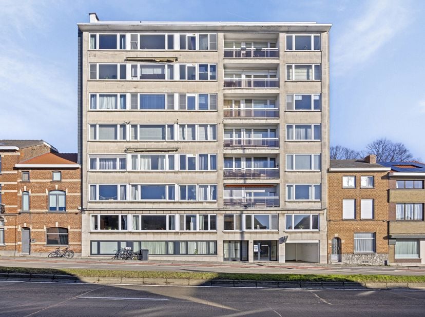Instap klaar 3-slaapkamer appartement van 94 m², inclusief kelderberging en parkeerplaats.&lt;br /&gt;
Dit appartement, gelegen op de vijfde verdieping, wer